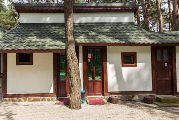 Фото номера Двухместный номер с 1 кроватью и общей ванной комнатой Отель Complex Parc Pini Moinesti г. Moineşti 6